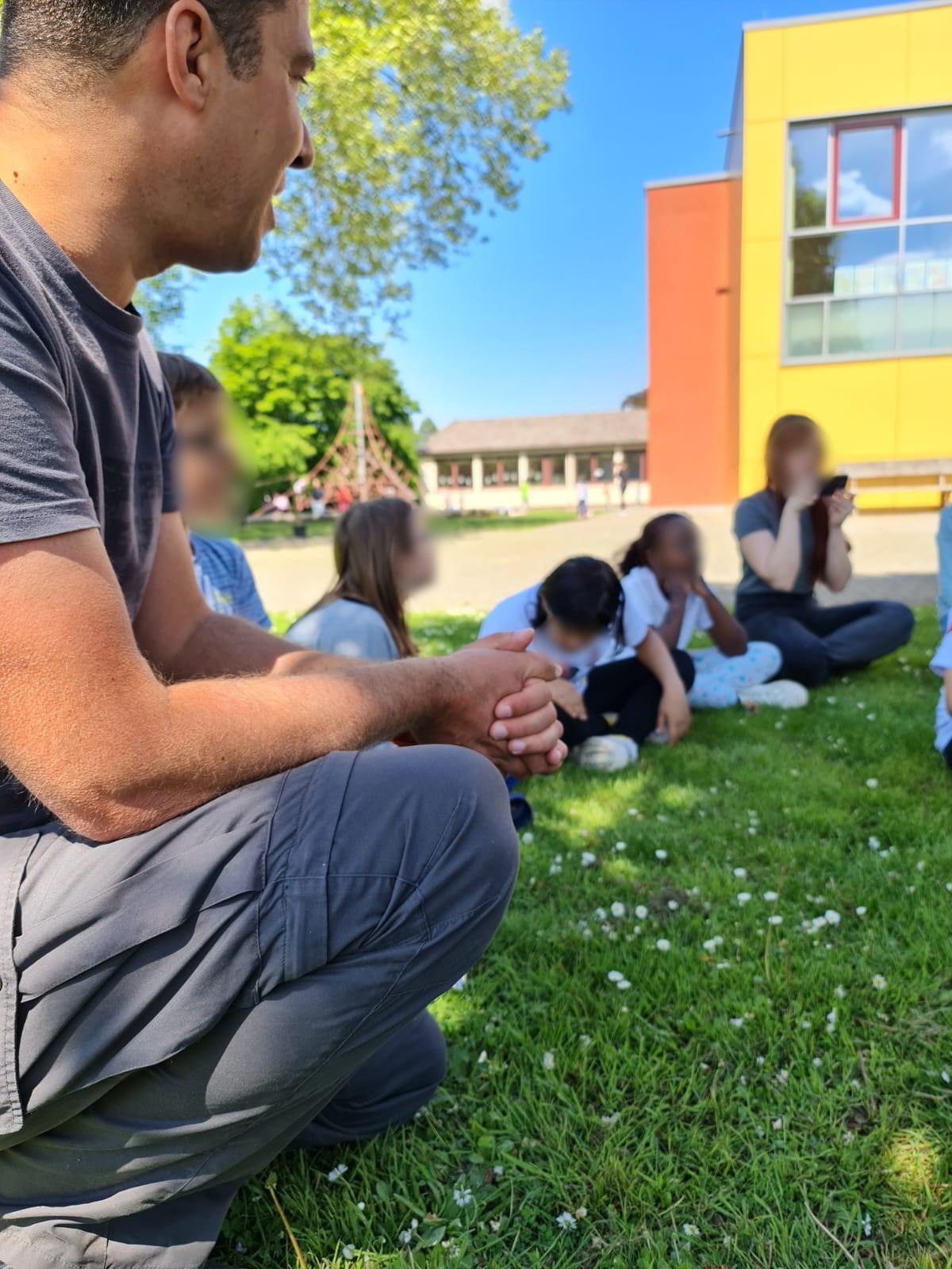 Sascha Feth im Gespräch mit Kindern