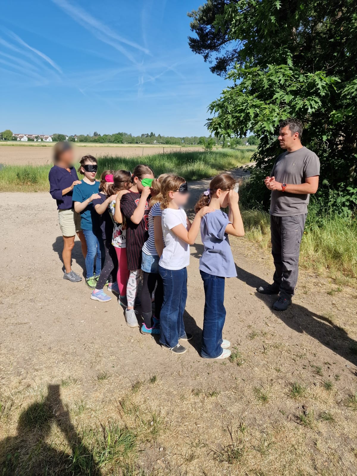 Sascha Feth führt eine Übung im Wald an